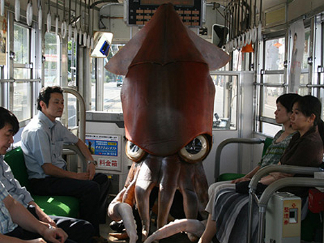 Alien squid invades trailer for Watashi Dasuwa --